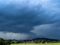 Gewitterfront mit trichterförmigem Auswuchs über Höhenberg